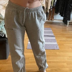 Champion mjukisbyxor - Köpta från sportaffär tror typ Intersport. Står att det är storlek L men skulle absolut säga att det är S-M. För små för mig, passar bättre på någon som vill ha denna passformen eller pösigare. 