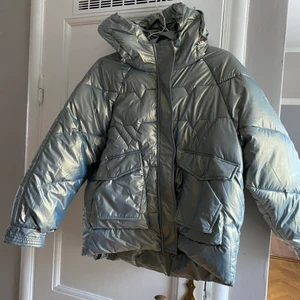 Ny jacka - Metallic grön dun jacka 