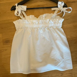 Linne från HM - Superfin topp/linne från Hm, aldrig använd och prislapp finns kvar. Funkar till vardag och fest. Storlek S men funkar för Xs också. Pris 60kr plus frakt💗 