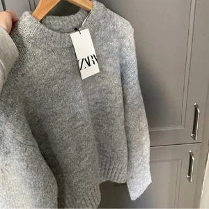 Stickad tröja - Säljer denna super fina stickade tröjan ifrån zara. Materialet är jätte fint och skönt men kan stickas lite.  Rekommenderar att använda en tröja under🤗🤗