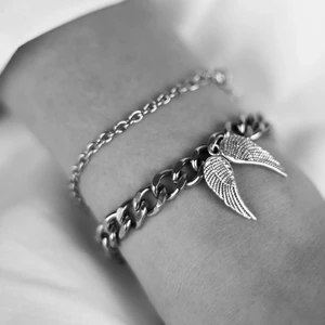 ”Gloria” bracelet - Våra produkter är handtillverkade, av mycket noggrant valda varor. Bland annat har vi valt att använda oss av rostfritt stålFördelarna med denna typ av legering är att den behåller en fina yta längre och chanserna minimeras för missfärgning. Trots att rostfritt stål innehåller en liten del av nickel, betraktas ämnet vara tillräckligt hårt bundet i materialet så att huden inte påverkas vid beröring. 