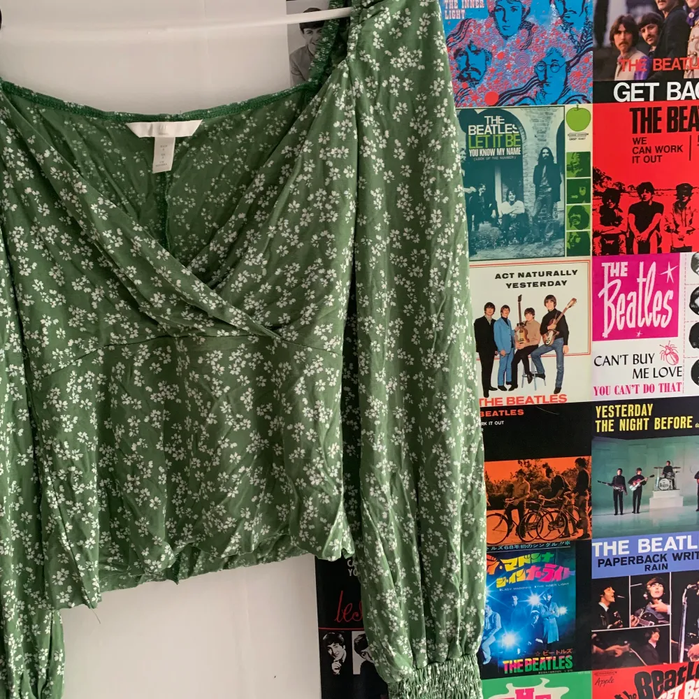 Säljer den här gröna tröjan från H&M, jag har klippt tröjan så att den blev croppad istället! Aldrig använd! Frakten ingår ej i priset💕. Toppar.