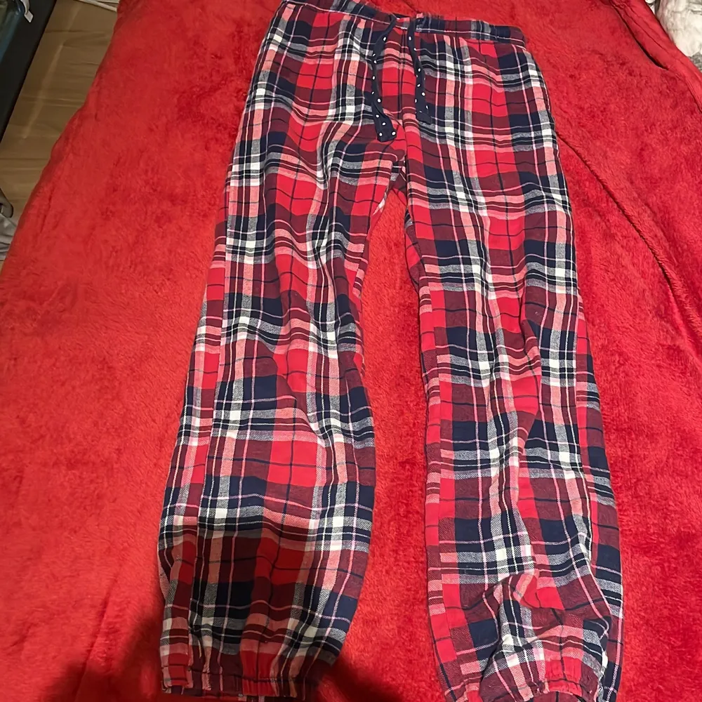 Mjuka och mysiga pyjamasbyxor som tyvärr är lite korta för mig som är 158cm😩💕. Jeans & Byxor.