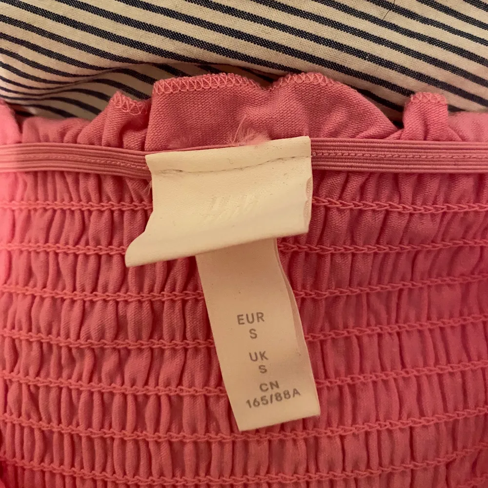 Skit fin rosa smockad topp från H&M i str  S/XS. Köpt i somras men kom aldrig till användning. Nypris 100kr men säljer för 20kr + frakt. 💕💕. Toppar.