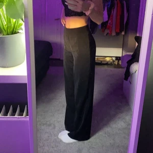 Kostymbyxor  - Sjuk fina och as sköna kostymbyxor! Säljer då någon annan kan ha större användning för dom än mig💗 