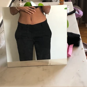 Kostymbyxor  - Säljer svarta kostymbyxor för att de glappar för mycket på mig därbak. De är suuuper fina och sitter perfekt i midjan men de glappar en del på mig där bak så funderar på att sälja. Skulle säga att de är en 34-38 i strlk. Skriv privat💕💕