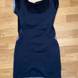 Fest klänning  - Fin tajt kort fest klänning. Storlek 8 tycker den motsvarar xs