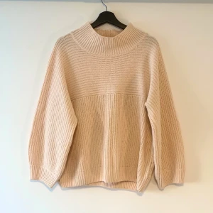 Ljusrosa stickad tröja - Stickad tröja från Monki. Storlek L. Är ljusrosa/persikorosa. Väldigt mjuk och skön. Välanvänd men i fint skick. Köparen står för frakt