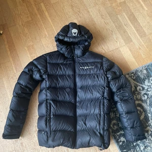 Sail Racing Jacka  - Svart Sail Racing jacka. Köpte för ungefär 2 år sedan. 2 hål i den som jag lagat med lappar (se sista bilden) ny pris 2500kr. Både tjej och kille kan använda jackan tror jag. Tveka inte att skriva till mig ifall ni har mer frågor mvh