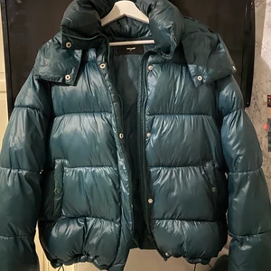 BikBok jacka - Säljer min fina gröna jacka från BikBok. Säljer pga att den inte kommer till någon användning för mig, tyvärr. RESERVERAD!!!!