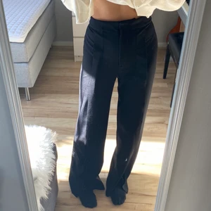 Slutsålda kostymbyxor med slits - Populära & slutsålda Kostymbyxor i otroligt skönt material. Slits där fram✨ storlek M men sitter som en S.