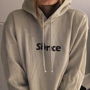 Beige hoodie - Så snygg beige hoodie, overzise med fin luva, använt en gång🥰 frakt tillkommer (66kr)💞💞