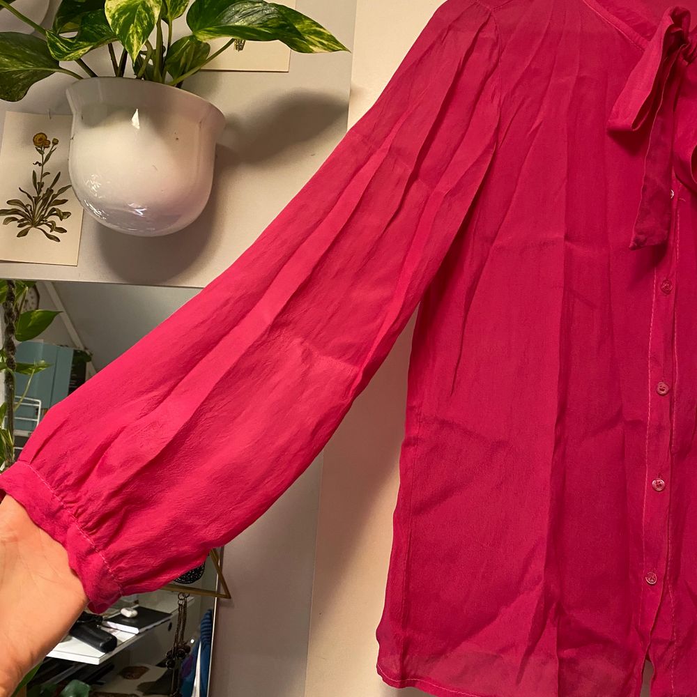Starkt ceriserosa knytblus i skirt tyg. Blusen är i nyskick. Står ingen storlek men skulle säga att det passar en person med storlek S/M. Skickas mot frakkostnad, köparen väljer själv om hen vill ha spårbar frakt eller med frimärken. Samfraktar gärna om du hittar något mer du vill köpa av mina annonser. . Blusar.