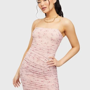 Mesh Print Mini Dress - En väldigt fin mini dress från Nelly, aldrig använt bara testad. Lappen finns till och med kvar på klänningen. Väljer att sälja för att den inte är min stil. 100kr+frakt