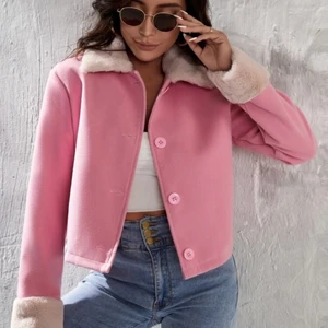 Jacka - Super fin rosa höst/vinter jacka, säljer då jag rensar ut gardeben på plagg jag aldrig använder, endast testad 