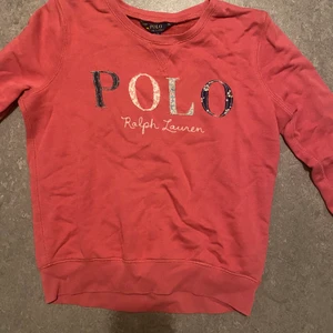 Ralph lauren POLO - En rosa tröja från Ralph Lauren POLO som sitter super fint men som tyvärr blivit för liten för mig. I storlek barn XL vilket är xs/s. Köpare står för frakt, 62kr