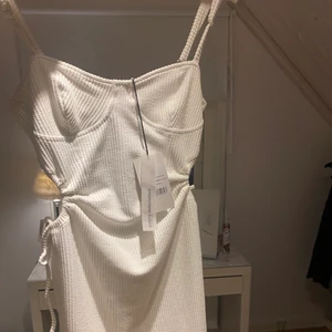 Hanna Schönberg klänning  - Säljer min helt oanvända Hanna Schönberg x NAKD. Till o med lappar kvar! Storlek M. Den perfekta cocktail klänningen. Helt slutsåld. 