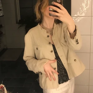 Linne kvaj  - Snygg och skön linne kavaj med knoppar i bronsfärg! Den är märkt som en 44 men väldigt liten i storleken, skulle påstå att den är en medium:) hör gärna av dig vid intresse eller frågor!💕