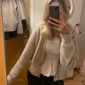 Beige kofta - Säljer min superfina beiga kofta från Lindex i ett lite finare stickat material. Älskar denna!! 💕💞