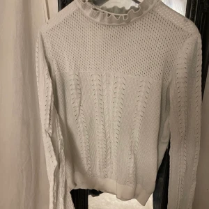 Stickad tröja - Vit stickad tröja med krage