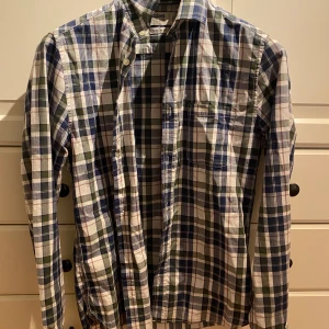 Rutig skjorta  - Säljer min rutiga skjorta! Använd enstaka gånger. Säljer för att jag redan har en massa skjortor❤️