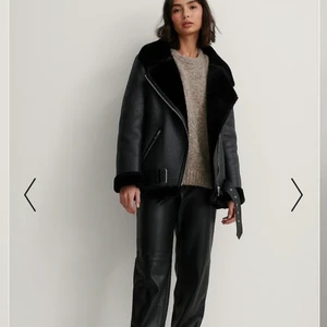 Pilotjacka - Säljer denna jätte fina pilotjacka från NA-KD I storlek 36 för 300kr. Köparen står för frakten!💕