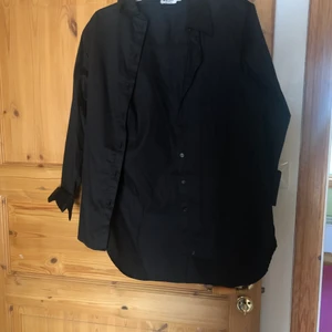 Oversize skjorta  - Oversize skjortor från NAKD i storlek 38. Säljer för att dom inte kommer till användning. 100kr för en eller köp båda för 180kr. Köparen står för frakten😊