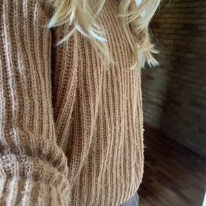 Kappahl  - Jag säljer denna tröja då den är förliten. Tröjan är stickad och lite nopprig då den har används rätt så mycket. Du står för frakten 😉