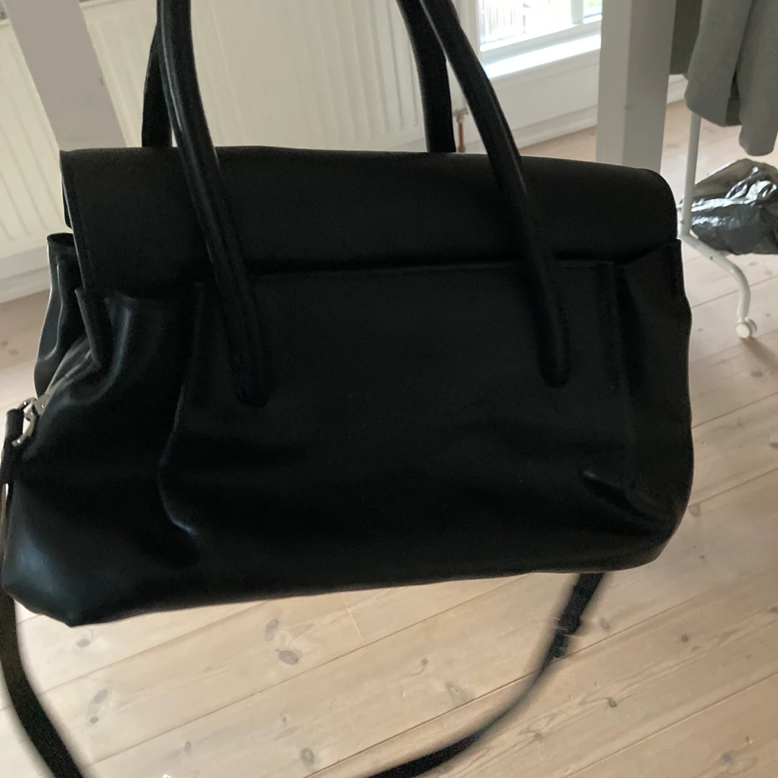 En svart handväska - 90
