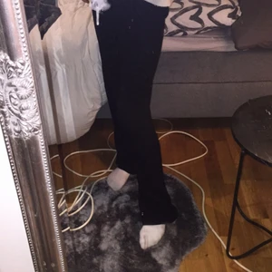Gina storlek XXS - här är ett par jätte fina och så sköna mys byxor från Gina Tricot dom kostade någon stans vid 399 kronor och är i storlek XXS jag är 1,57 så a men dom är så sköna verkligen 