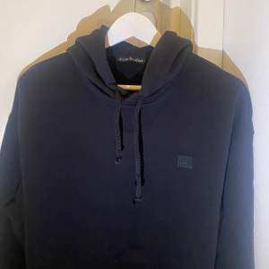 Svart hoodie från Acne i fint skick! Storlek XS men den är väldigt oversized så nästan en M. Har lite charmiga slitningar i tröjärmen, men det är inget som syns mycket (kan skicka bild) 💖 säljer vid bra bud :)