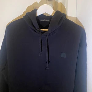 Acne Studios hoodie - Svart hoodie från Acne i fint skick! Storlek XS men den är väldigt oversized så nästan en M. Har lite charmiga slitningar i tröjärmen, men det är inget som syns mycket (kan skicka bild) 💖 säljer vid bra bud :)
