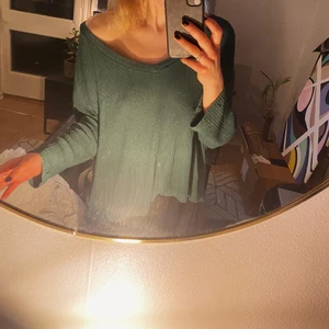 Grön stickad tröja - En tunn tröja som sitter löst på kroppen. Grön och v-ringad.