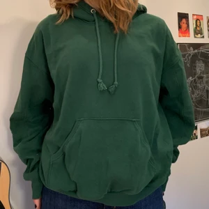 Grön hoodie  - Skitsnygg grön hoodie från weekday som passar till allt! Den är i storlek M, herr, men passar allt från S-L🍃 Inga skador eller defekter. Frakt tillkommer, möts även upp.