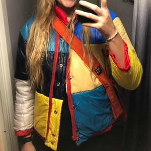 Vändbar vadderad jacka ca XS-S - En fet jacka i rak lite boxig modell som går att använda åt två håll. Tyvärr fel storlek för mig. Skulle säga att den passar XS-S bättre än mig som har M-L. Yttertyg: nylon. Finns fickor med dragkedjor på både in och utsida. 