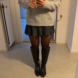 Svarta knähöga stövlar boots  - Super fina svarta stövlar som går ända upp till knät o passar perfekt till allt 💞 