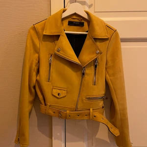 Gul jacka  - En fin vårjacka från Zara. Kan även användas som en höstjacka. Jag har använt den i ca 1,5 år och den är trots det i väldigt bra skick! 