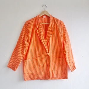 80-talsskjorta - Ett stycke 80-talsskjorta, superorange (!!! den lyser verkligen) med vita ränder och små acelvaddar. Bra skick.