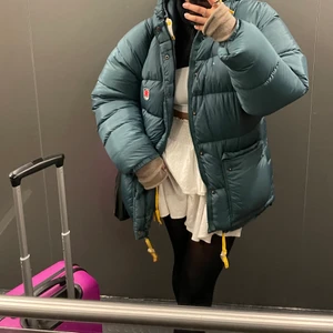 Fjällräven jacka - Säljer min fjällräven från förra året då den är lite stor för mig. Jätte fin och skön jacka. Om någon vill byta mot en svart i storlek xxs-s skriv gärna! bud: 4600
