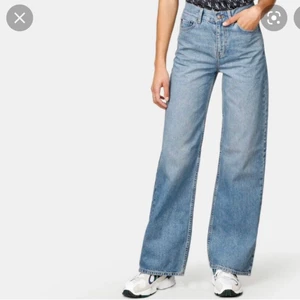 Vida jeans  - Ljusblåa vida jeans från junkyard. Superfina men passar inte längre. (Bild 1 lånad från junkyards hemsida). 