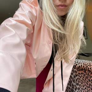 En rosa lackad jacka från weekday!!! Första och sista bilden är från @englalof s instagram, då jag inte lyckades få den rätta färgen på bild. Älskar denna men måste tyvärr köpa ny jacka. Använd några få gånger. Köpare betalar frakt!  