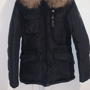 Hollies jacka Livigno strl 34 - Hollies jacka i Livigno modellen. Jag säljer denna jackan för att jag har köpt en ny. Jackan är i bra skick och priset kan diskuteras. Jag finns alltid tillgänglig vid frågor och om ni vill ha fler bilder på jackan! ❤️