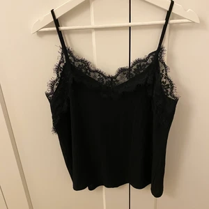 Ribbat linne med spets  - Svart ribbat linne med spets upptill. Från Zara i storlek S. I använt fint skick. Samfraktar ☺️