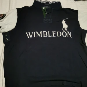 Ralph Lauren tröja  - Jättesnygg Ralph Lauren tröja som köptes för ca 2000 på Johnells eller Care of Carl. Den är sparsamt använd men har ej fläckar eller skador. 100% äkta. Kolla i min profil för att se fler liknande tröjor från samma märke. Kontakta mig vid paketpris mm. Köpare står för frakt 