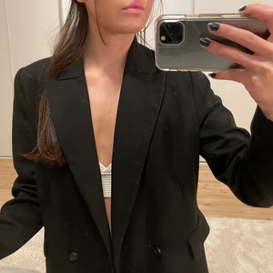 Blazer Bikbok - Blazer i bra skick från BIKBOK. I storlek S, passar perfekt på mig som är XS/S❤️ Finns två fickor på varje sida!         Köparen står alltid för frakten, kan även mötas upp i Göteborg!