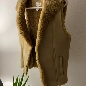 Gant väst  - Helt oanvänd super fin Gant väst, säljer på grund av att den tyvärr är för liten för mig. Storlek S. Köparen står för frakten! 