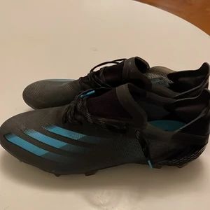 Adidas x Ghosted 1 St43 1/3 - En skön fotbollssko som tyvärr inte passade mig, jätte lätta och sköna, bra material och köpte dom för 2600 och har tränat med dom 2 gånger så dom är knappt använda. Dom ligger ute för 1900 nu😀 OBS köparen står för frakt🤩