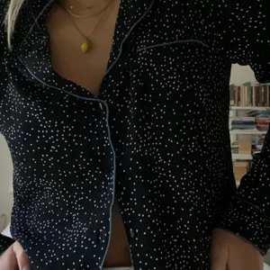 Boii skjorta - En fin prickig skjorta med blåa kanter från danska märket Boii. Köpt i Köpenhamn för något år sedan och använd ca 3 gånger.