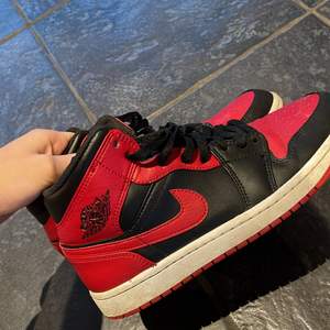 Hej🤍🤍 säljer nu mina Nike Jordan mid då jag aldrig använt dem. Köpta på Zalando och är i strl 41, skulle säga att dem passar strl 40 med. ❣️❣️
