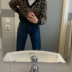 Uliqlo jeans - Säljer mina skitsnygga jeans från Uniqlo. Ber om ursäkt för att bilden hamna på sniskan, förstod inte hur man fixade det😅 jag är 171 cm lång.